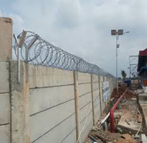 Tips Memasang Kawat Duri di Atas Pagar Panel Beton