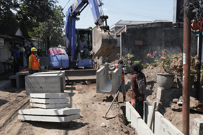 saluran air precast musim hujan